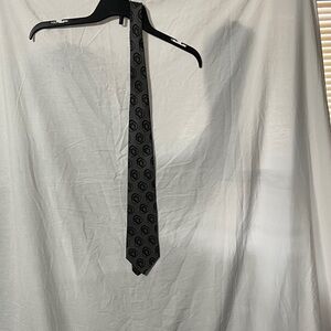 Geoffrey Beene Silk Gray Tie with Circular Pattern